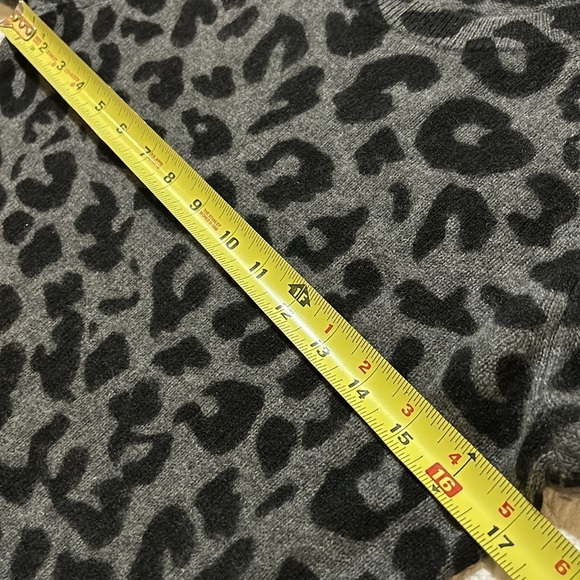 White + Warren Cashmere Sweater. Medium - Picture 8 of 9